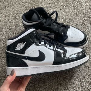 Black kids size 7 Jordan 1 mid shoes
